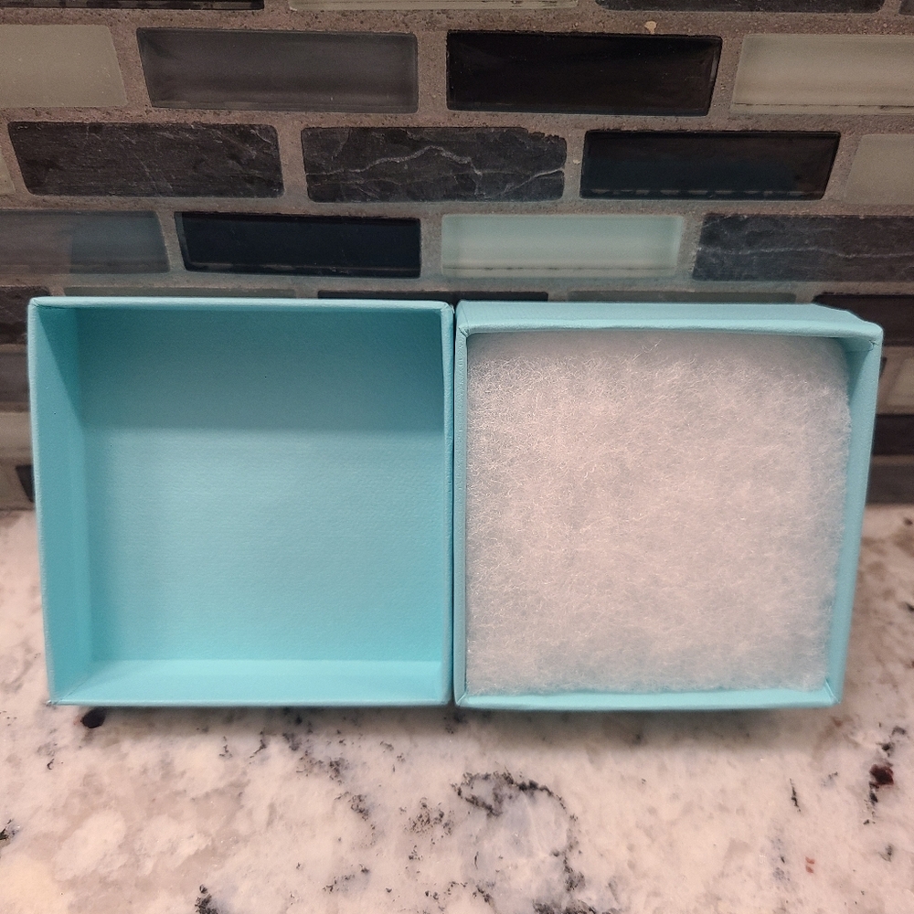 Tiffany & Co. Iconic Blue Gift Box - Picture 4 of 4